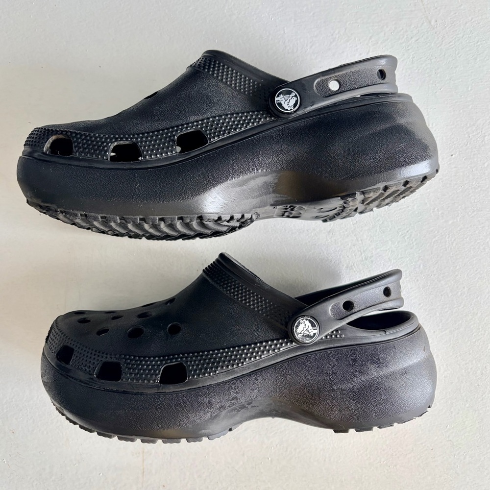 CROCS Classic Platform Clog in Black, size W7